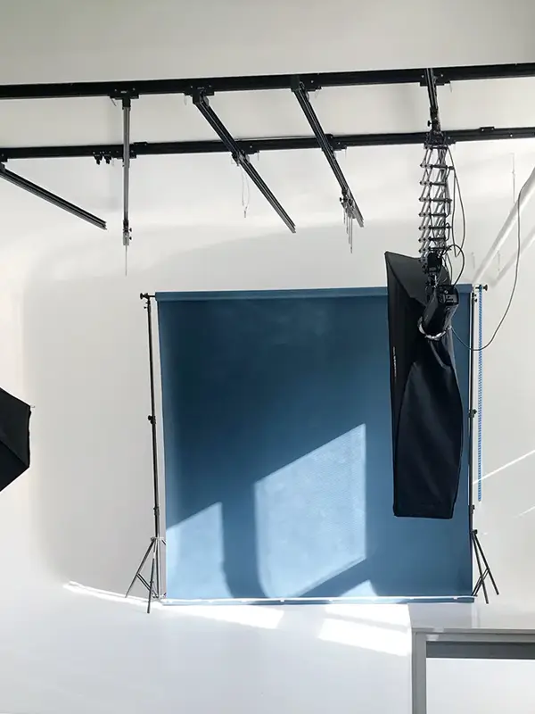 Fotografické pozadia — biela cykloráma a farebné pozadia v Daylight Studio