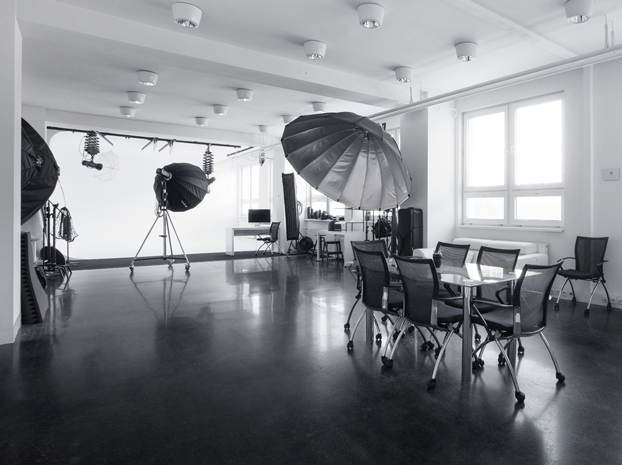 Fotoateliér v Bratislave pripravený na portrétne a produktové fotenie