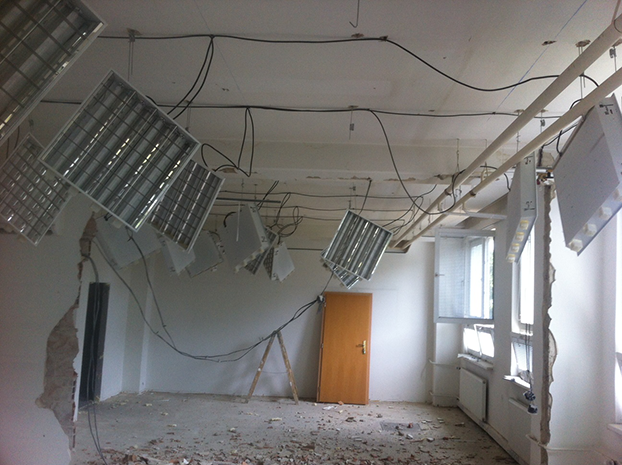 Pôvodný členený priestor Daylight Studia počas búrania priečok