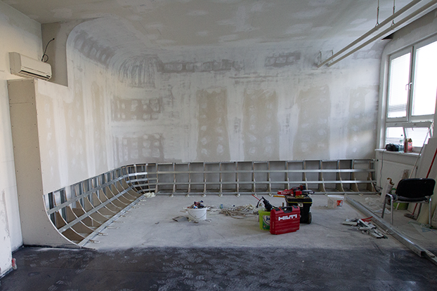 Stavba pevnej rohovej cyklorámy s oblúkom aj do stropu v Daylight Studiu