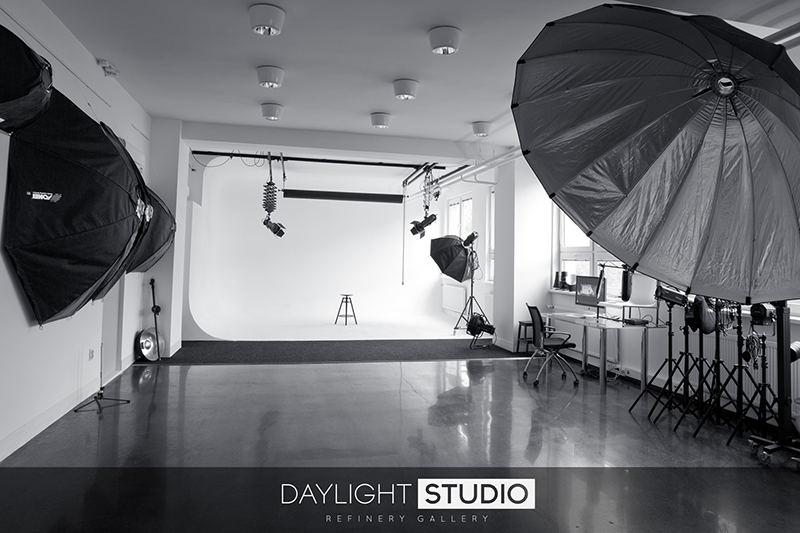 Moderný fotoateliér Daylight Studio Bratislava s bielou cyklorámou a vybavením