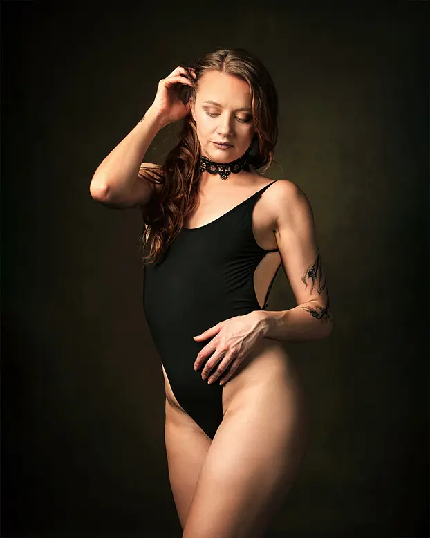 Umelecký portrét ženy fotený v ateliéri