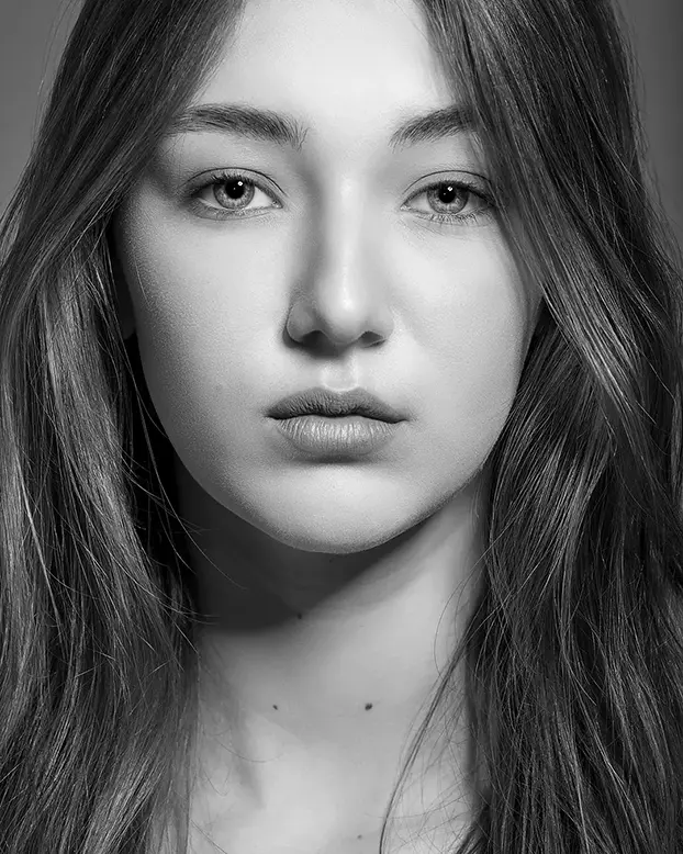 Profesionálny headshot pre modelingový book — Daylight Studio Bratislava