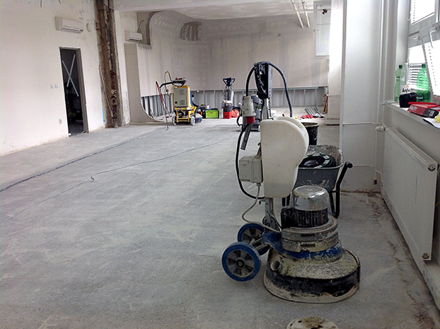 Realizácia odolnej podlahy z lešteného betónu v profesionálnom ateliéri