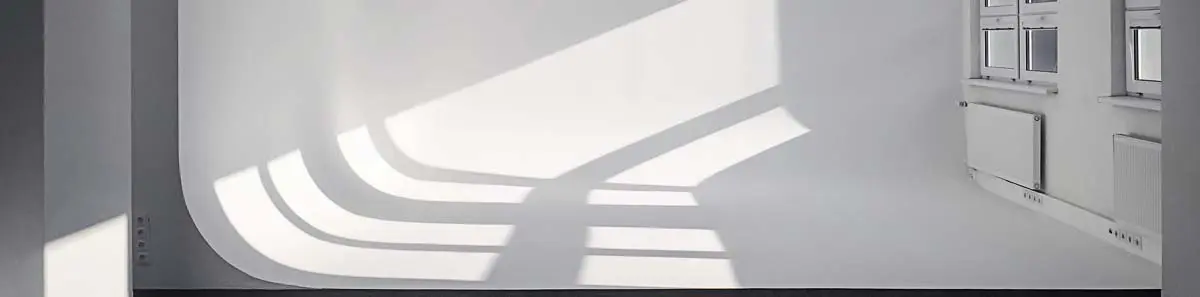 cyklorama v našom štúdiu zaliata krásnym denným svetlom