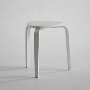 Biela nízka stolička na fotenie
