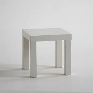 Biela nízka stolička na fotenie