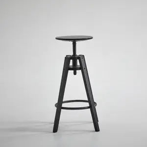 Čierna barová stolička na fotenie